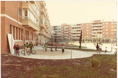 Parque en el barrio de Pajarillos entre bloques de viviendas en 1984. En la esquina inferior izquierda se aprecia a dos niños montados en sendas bicicletas de cross modelo 'California', características de la época. ARCHIVO MUNICIPAL