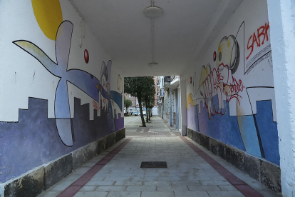 Entrada a la calle Arrieta, con murales de Manolo Sierra. J. M. LOSTAU