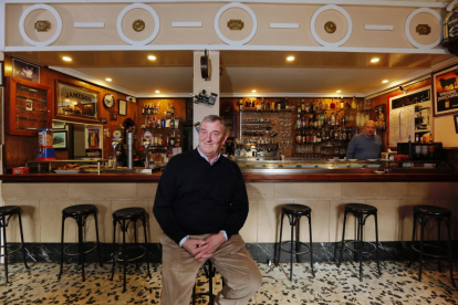 El propietario del bar La Ferroviaria, José Luis Martínez, en el emblemático establecimiento que cumple 120 años. - PHOTOGENIC