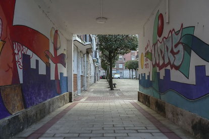 Entrada a la calle Arrieta, con murales de Manolo Sierra. J. M. LOSTAU