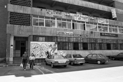 Fachada del desaparecido Mercado Central de Pajarillos en1990. J. M. LOSTAU