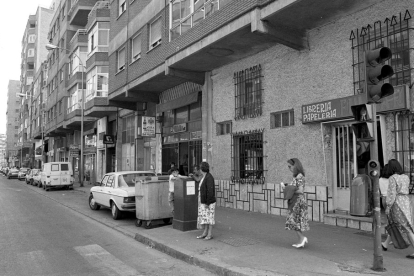 Transeúntes en la calle Cigueña en 1990. J. M. LOSTAU
