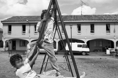 Dos niños juegan en el desaparecido poblado de La Esperanza en 1990. J. M. LOSTAU