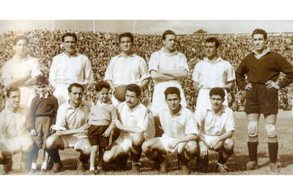 Once de esa temporada 48-49: Soler, Babot, Coque, Vaquero, Busquet, Hilario (arriba), Peralta, Rafa, Ortega, Lasala y Mario (abajo).