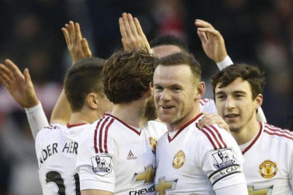 Wayne Rooney celebra un gol con sus cumpañeros del Manchester United.-REUTERS / CARL RECINE