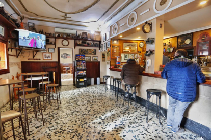 Interior del bar La Ferroviaria, que cumple 120 años . - PHOTOGENIC