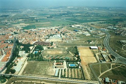 En el centro, complejo deportivo militar de San Isidro. Año 1997. ARCHIVO MUNICIPAL