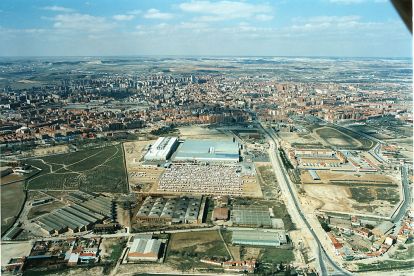 En el centro, factoría de Iveco y naves industriales junto a la avenida de Soria. A la derecha, acuartelamiento San Isidro en Páramo de San Isidro-Campo de Tiro. Abajo la ronda Este (VA-20). Año 1997. ARCHIVO MUNICIPAL