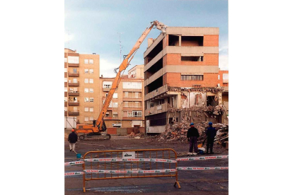 Comienza el derribo del edificio del antiguo Mercado Central para su reconversión en un complejo de servicios para Pajarillos. Año 1998. ARCHIVO MUNICIPAL