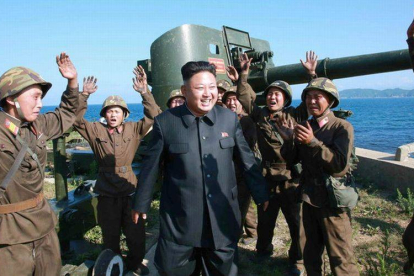 El líder de Corea del Norte, Kim Jong-un, rodeado de militares, en una imagen difundida este domingo.-Foto: EFE / KCNA