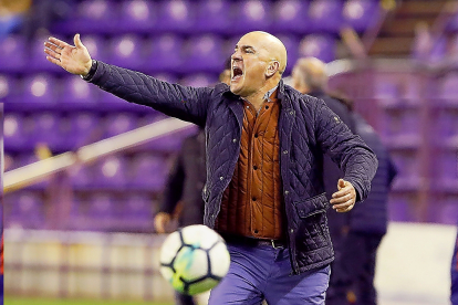 Luis César imparte instrucciones durante el reciente partido frente al Huesca.-J.M. LOSTAU