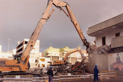 Derribo del edificio del antiguo Mercado Central para su reconversión en un complejo de servicios. Año 1998. ARCHIVO MUNICIPAL