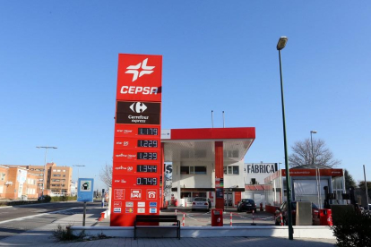 Imagen de archivo de una gasolinera de Valladolid con los diferentes precios de los carburantes-ICAL