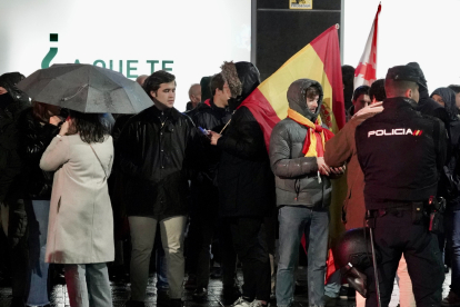 Sexto día de concentración en la sede del PSOE de Valladolid contra la amnistía.-ICAL