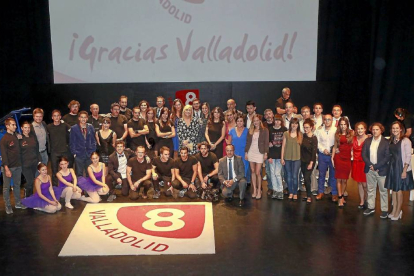 Equipo de La 8 Valladolid al finalizar la gala en el Teatro Lava.-J. M. Lostau
