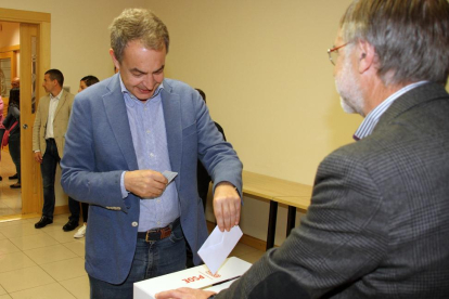 Rodríguez Zapatero ejerce su derecho al voto.-ICAL