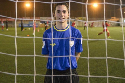 La árbitro Ainara Acevedo, primera mujer en dirigir junto a otras dos mujeres un encuentro de fútbol masculino, en una imagen de archivo del 11 de febrero del 2016.-FERRAN SENDRA