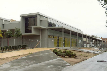 Exterior del Centro Integrado Zona Este de los Pajarillos, inaugurado en abril de 2003. ARCHIVO MUNICIPAL