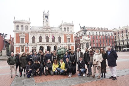 El alcalde Jesús Julio Carnero con los artistas locales que participarán en la gala de los Goya de Valladolid.-ICAL