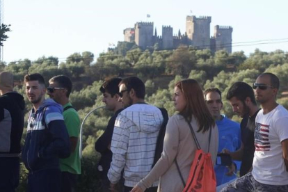 Miles de personas asistieron al 'casting' de 'Juego de tronos', en Almodóvar del Río, localidad cordobesa cuyo castillo (al fondo) será escenario de varias secuencias de la serie.-SALAS