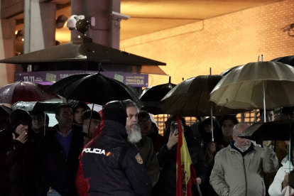 Quinto día de concentración en la sede del PSOE de Valladolid contra la amnistía.-ICAL