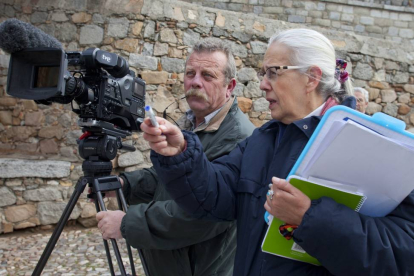 La directora del documental, Belén Molinero junto a uno de los operadores de cámara-Ical