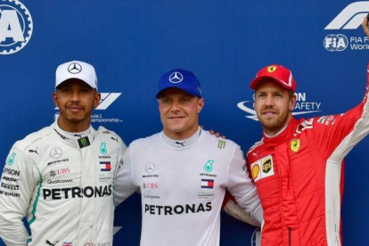 Lewis Hamilton, Valtteri Bottas y Sebastian Vettel, compartieron el podio del sábado en Austria.-AFP ANDREJ ISAKOVIC