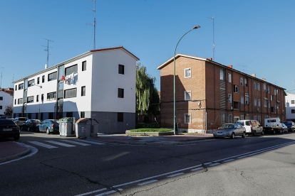 Carretera de Vilabáñez con Águila. Barriada del 29 de octubre. Se aprecia la diferencia de edificios rehabilitados y sin rehabilitar. J. M. LOSTAU