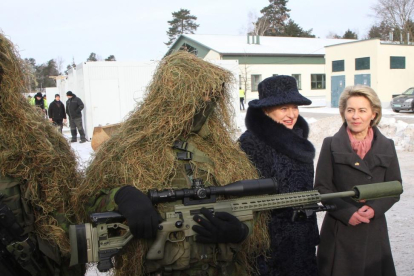 La ministra alemana de Defensa, Ursula von der Leyen (a la derecha), y la presidenta de Lituania,  Dalia Grybauskaite, junto a un soldado en la ceremonia de bienvenida a las tropas de la OTAN.-PETRAS MALUKAS