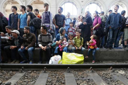 Un grupo de inmigrantes espera al próximo tren en un andén de la estación de Keleti, Hungría.-REUTERS/LASZLO BALOGH