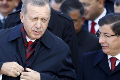 El presidente Erdogan (izquierda) junto el ya exprimer ministro Davutoglu al pasado mes de octubre.-REUTERS / UMIT BEKTAS