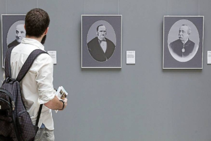 Un joven observa algunas de las fotografías de alumnos ilustres que han pasado por las aulas de la Universidad de Valladolid-Pablo Requejo