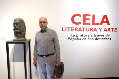 El hijo del escritor y comisario de la muestra, Camilo José Cela Conde, junto al busto de su padre en la exposición-ICAL