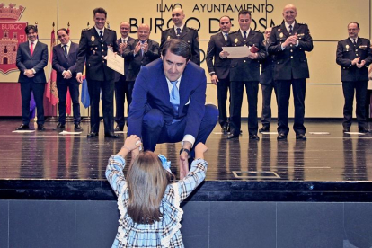Juan Carlos Suárez–Quiñones aupa a la hija de uno de los condecorados después de que presumiese en voz alta de su «papá».-MARIO TEJEDOR