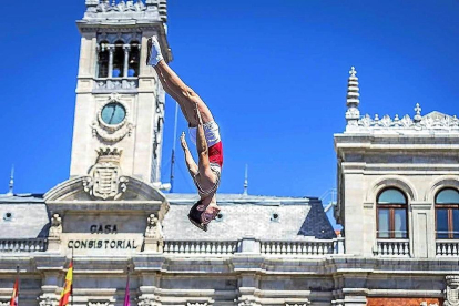 Un salto acrobático en la presentación de la última Copa del Mundo celebrada en Valladolid en 2017.-EL MUNDO