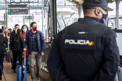 Controles de la Policía Nacional de la salida y llegada del AVE a Madrid. - PHOTOGENIC/ MIGUEL ÁNGEL SANTOS