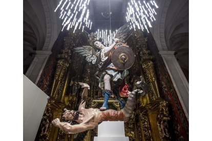‘San Miguel Arcángel’, de Luis Salvador Carmona, es una de las «obras centrales» de la muestra. Por eso se ubica ante el retablo de la iglesia de San Pedro.-FOTOS: SANTI OTERO