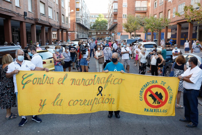 Los vecinos de Pajarillos, en un momento de la concentración para exigir el fin del narcotráfico y el deterioro del barrio. J.M. LOSTAU