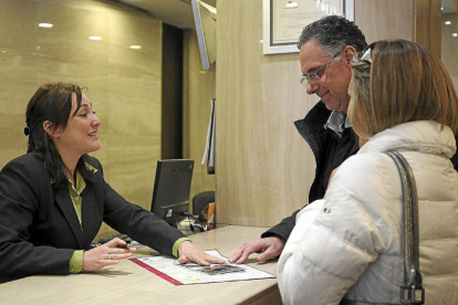 Cientes de un hotel de Valladolid reciben información de la ciudad.-Montse Álvarez