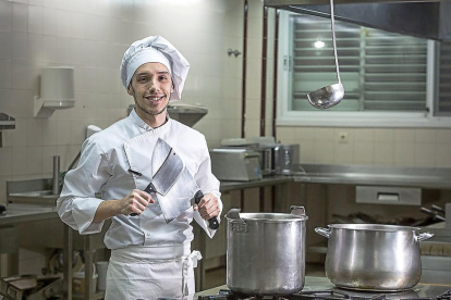FernandoBenito posa en las cocinas del Diego de Praves con dos cuchillos.-MIGUEL ÁNGEL SANTOS