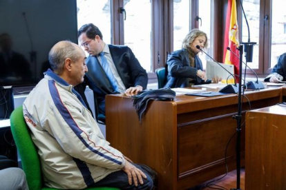 El profesor valenciano, Vicente Belenguer, durante el juicio del pasado 14 de noviembre.-E. M.