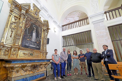 Jesús Julio Carnero junto a la alcaldesa y el delegado diocesano de Patrimonio ayer, en Castrillo de Duero.-EL MUNDO