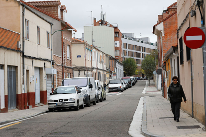 Calle del Escribano. Contraste entre casas molineras  y los edificios altos de reciente construcción. J. M. LOSTAU