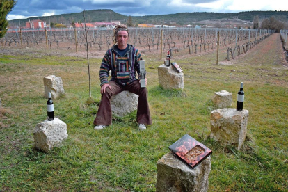Epifanio García posa en su ‘Stonehenge’ particular frente al viñedo y rodeado de los vinos, destilados y productos de la bodega.-