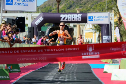 Alba Núñez, al fondo, en el sprint final en la prueba cadete. / FETRI