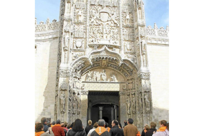 Fachada del Museo Nacional de Escultura con un grupo de ciudadanos observandola-Ical