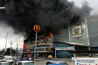 Incendio en un centro comercial en Davao (Filipinas).-SOCIAL MEDIA