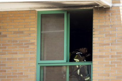 Un bombero sofoca el incendio de una vivienda en Parquesol-PABLO REQUEJO