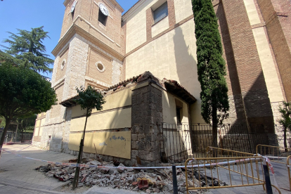 Cordón de seguridad de la iglesia de San Andrés desplegado en la mañana de ayer trar la caída de una cornisa. - JUAN MIGUEL LOSTAU