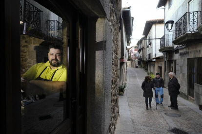 El cocinero Carlos Barco ante el ventanal de su restaurante situado en  esta villa salmantina.-ENRIQUE CARRASCAL